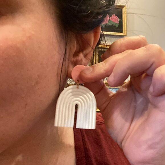 Minimalist Monochromatic pink, and white arch earrings - Picture 3 of 3